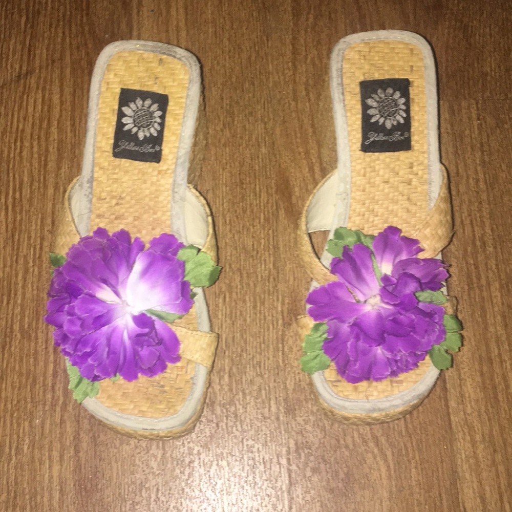 Bamboo wedge sandals with purple flower